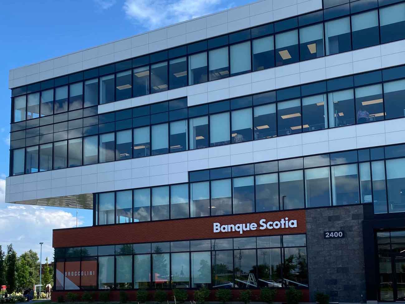 Building image of Pointe-Claire (Montréal) Service Canada Centre and Passport Services at 2400 Boulevard des Sources in Pointe-Claire