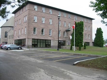 Photo de l'édifice du bureau Mont-Laurier - Centre Service Canada situé au 431, rue de la Madone à Mont-Laurier