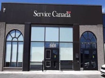 Photo de l'édifice du bureau Saint-Léonard (Montréal) - Centre Service Canada situé au 5935, boulevard des Grandes-Prairies à Saint-Léonard