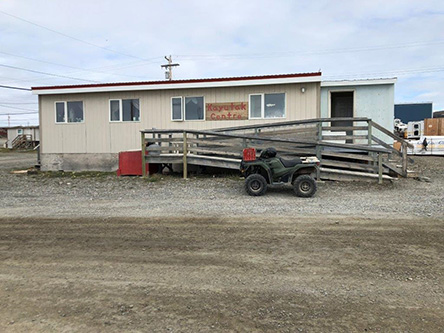 Photo de l'édifice du bureau Ulukhaktok - partenaire de prestation de services situé au Centre Kayutak à Ulukhaktok