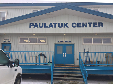 Photo de l'édifice du bureau Paulatuk - partenaire de prestation de services situé au centre d'accueil du Paulatuk à Paulatuk