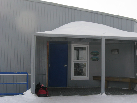 Photo de l'édifice du bureau Chesterfield Inlet - site de services mobiles réguliers  situé au Hamlet of Chesterfield Inlet à Chesterfield Inlet