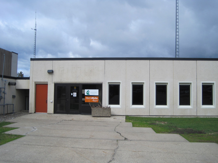 Photo de l'édifice du bureau Grande Cache - Site de services mobiles réguliers situé au 10001, avenue Hoppe à Grande Cache