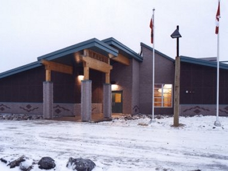Photo de l'édifice du bureau Fort Albany - site de services mobiles réguliers situé au  13, chemin School à Fort Albany